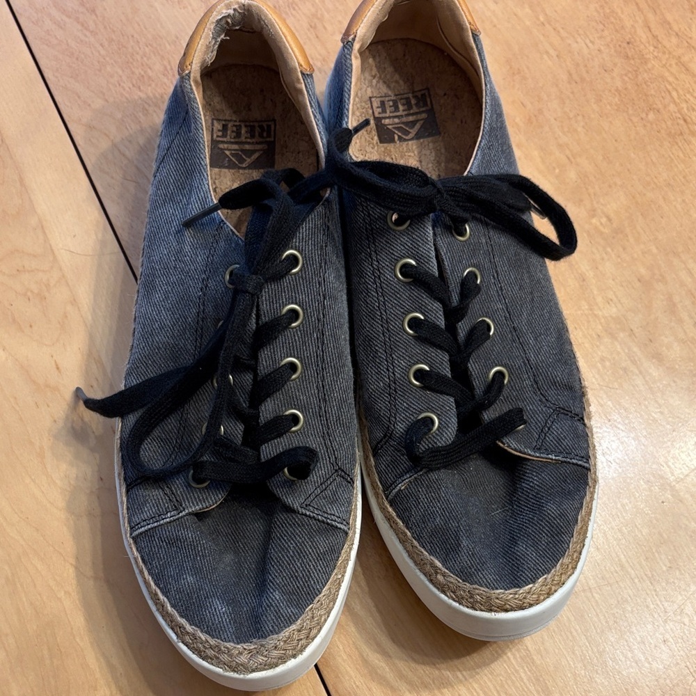 Women’s Reef Gray Cushion Sunset Canvas Lace-Up Sneakers. Size 9
